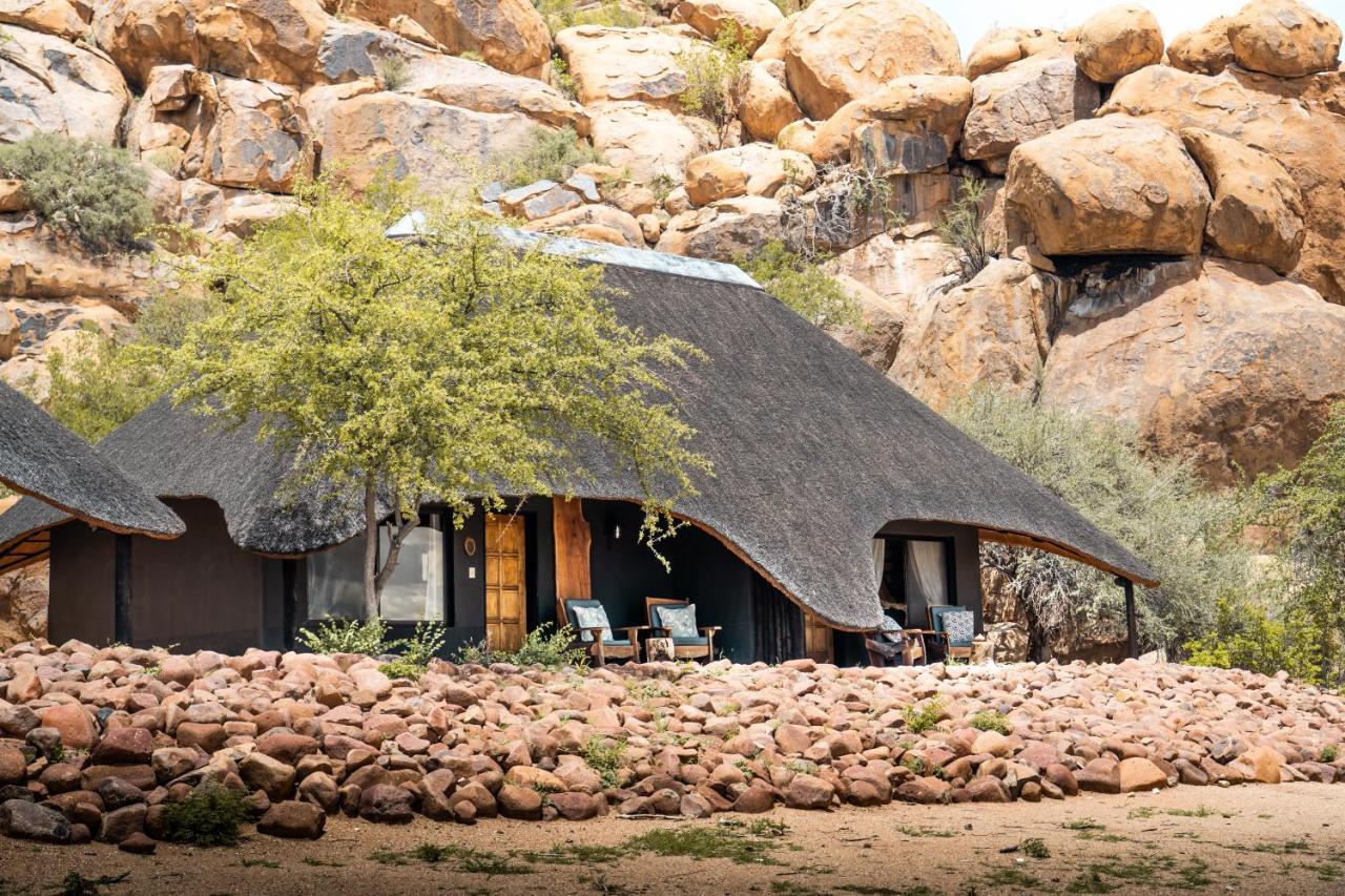 Ai Aiba - The Rock Painting Lodge Omaruru Buitenkant foto
